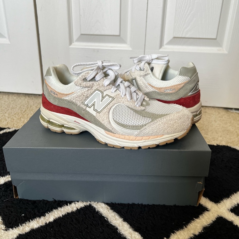New Balance 2002R sneakers size men 6/ womens 7.5